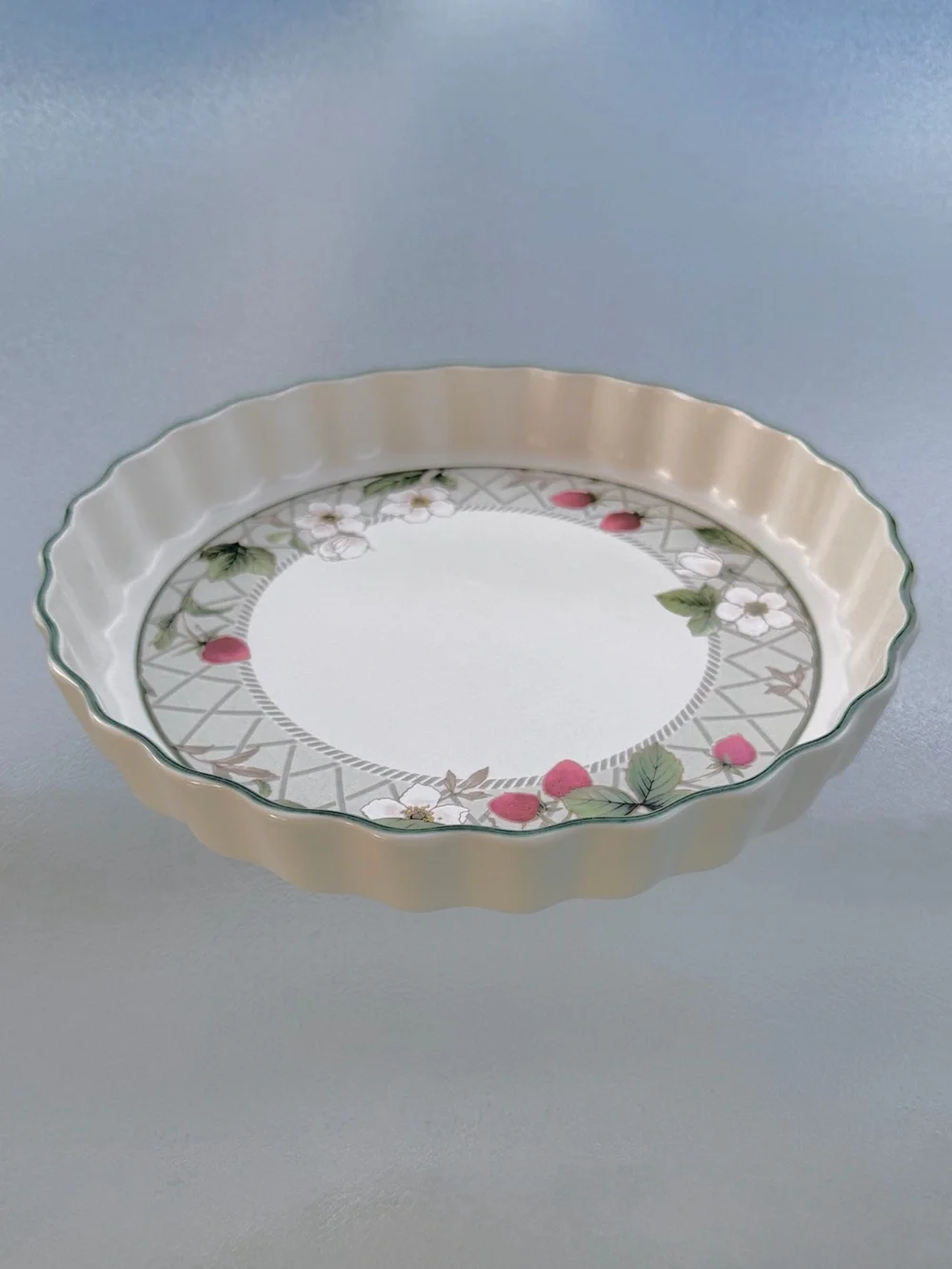Mikasa Intaglio Strawberry Fair Quiche or Tart 10” Stoneware Dish